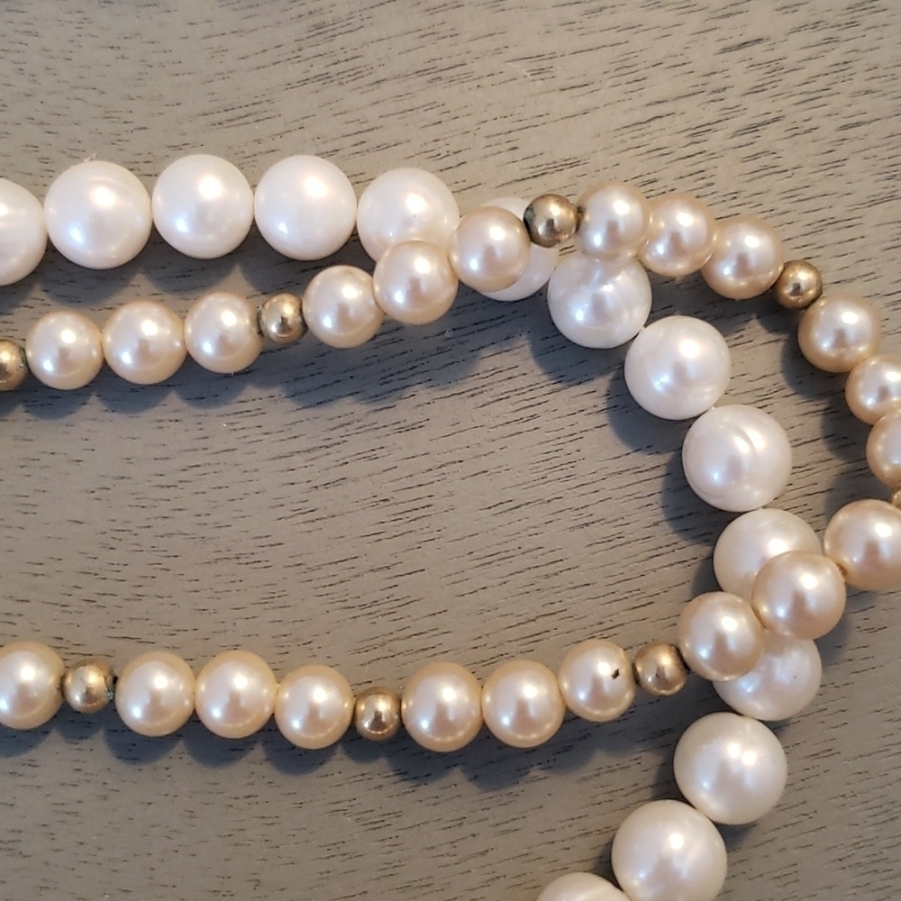 Pearl Set Costume Jewelry - 4 Necklaces & 2 Pins - Picture 10 of 10
